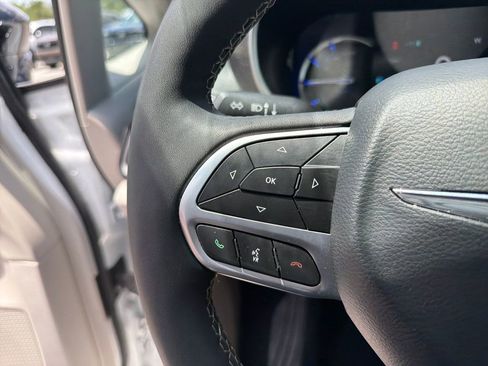 Used 2024 Chrysler Pacifica Limited FWD image 30