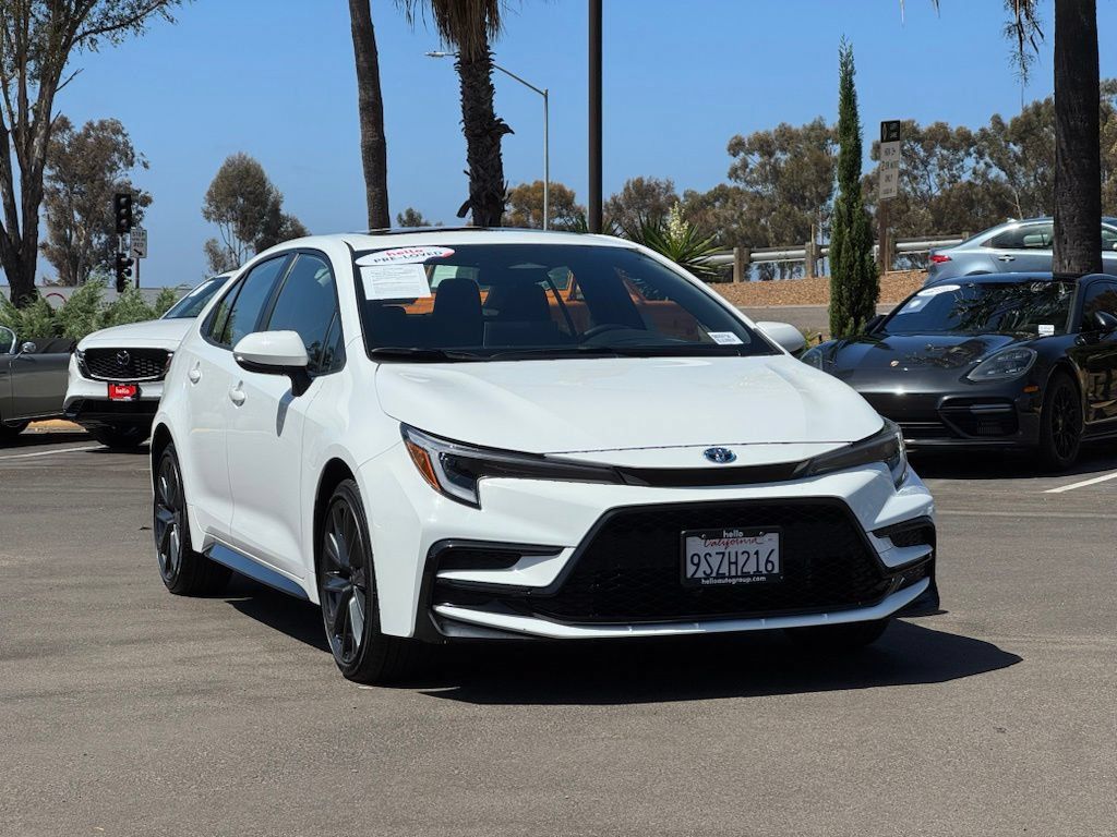 Used 2025 Toyota Corolla SE w/ SE Premium Package FWD image 3