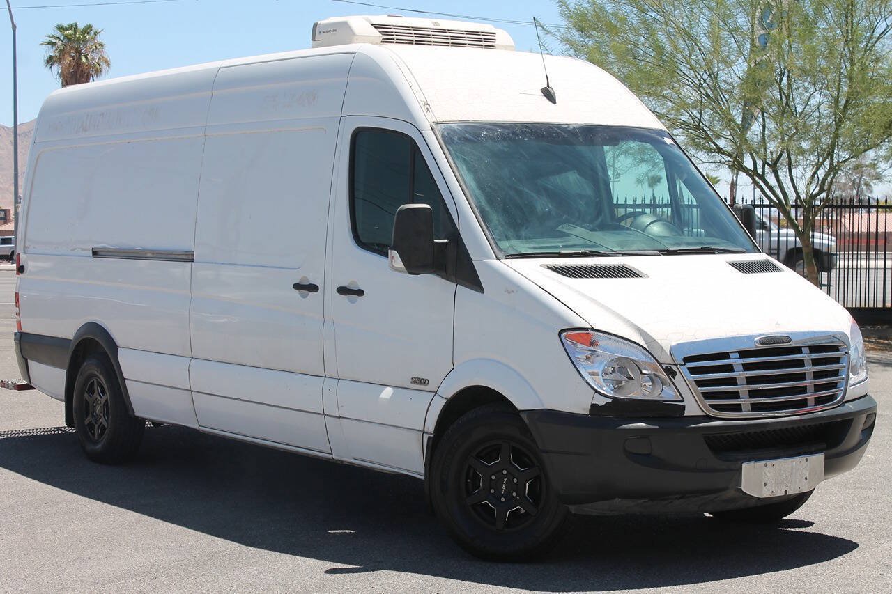 Used 2008 Freightliner Sprinter 2500 RWD image 2