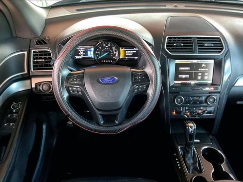 Used 2016 Ford Explorer XLT w/ Equipment Group 202A FWD image 8