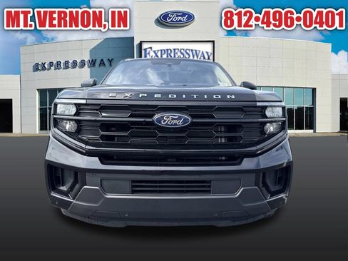 Used 2025 Ford Expedition Active AWD/4WD image 2