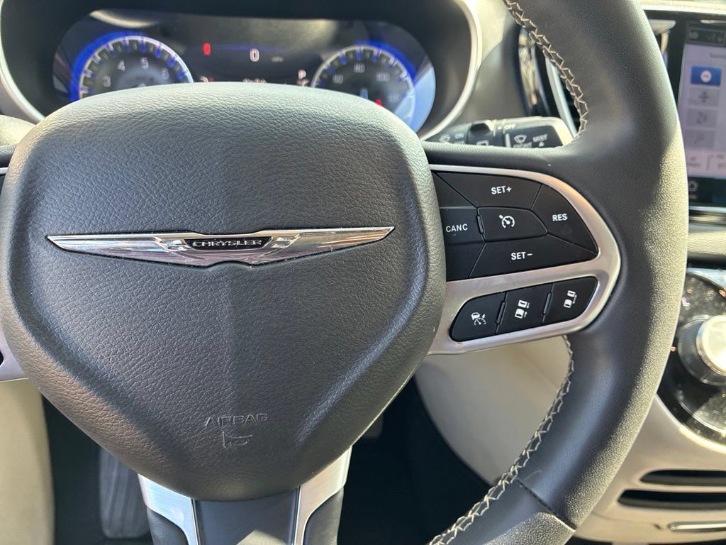 Used 2023 Chrysler Pacifica Touring-L FWD image 24