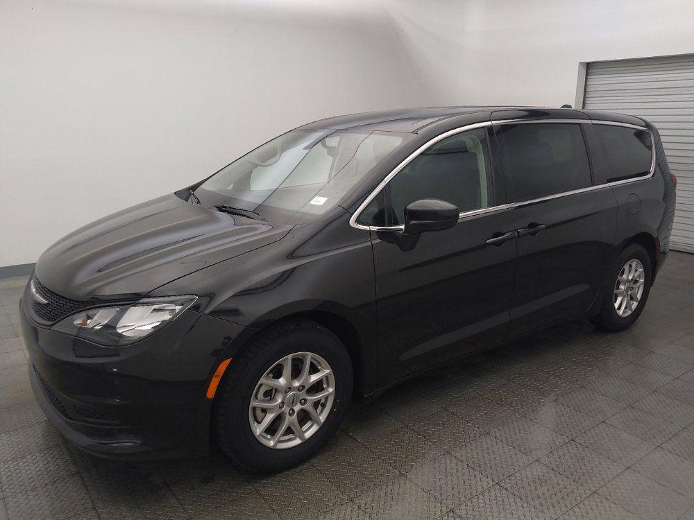 Used 2022 Chrysler Voyager LX FWD image 2