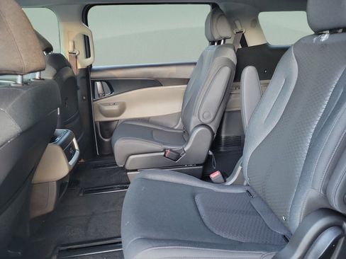 New 2027 Kia Carnival LX FWD image 6
