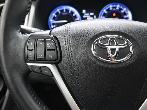 Used 2019 Toyota Highlander XLE FWD image 28