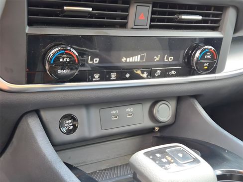 Used 2025 Nissan Rogue SV AWD/4WD image 26