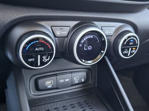 Certified 2025 Hyundai Venue Limited FWD image 17