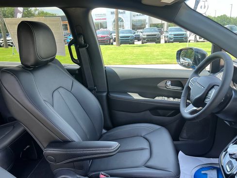 New 2027 Chrysler Pacifica Select w/ Family Tech Group FWD image 16