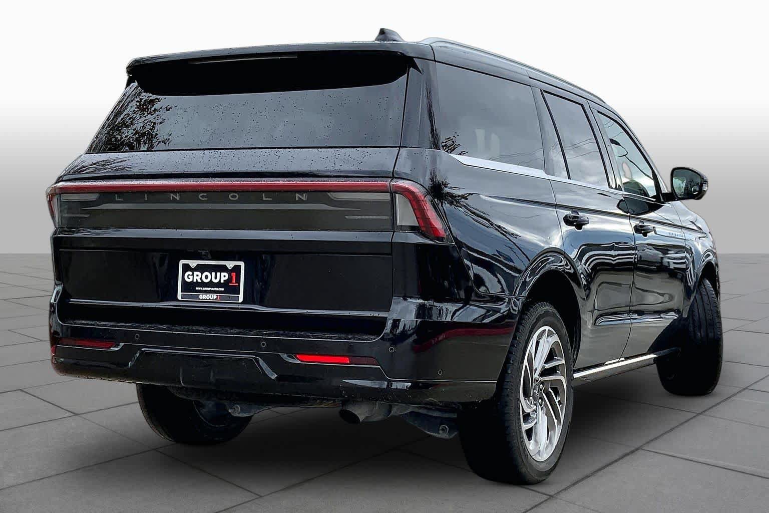 Used 2025 Lincoln Navigator Reserve AWD/4WD image 13