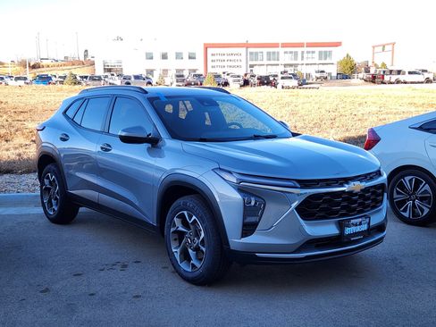 Used 2024 Chevrolet Trax LT w/ Driver Confidence Package image 4