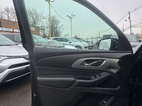 Used 2018 Chevrolet Traverse LT image 9