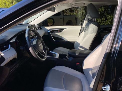 Used 2021 Toyota RAV4 XLE Premium FWD image 9