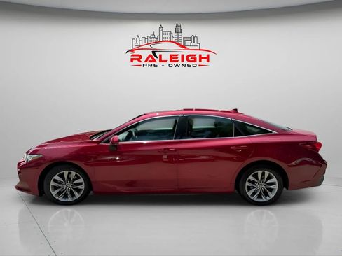 Used 2019 Toyota Avalon XLE w/ Moonroof Package image 2