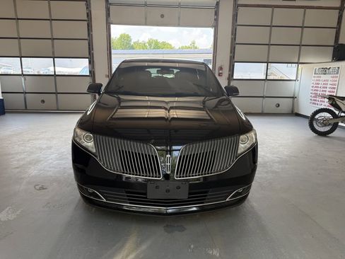 Used 2016 Lincoln MKT AWD image 3