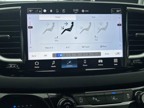 Used 2023 Chrysler Pacifica Touring-L image 26