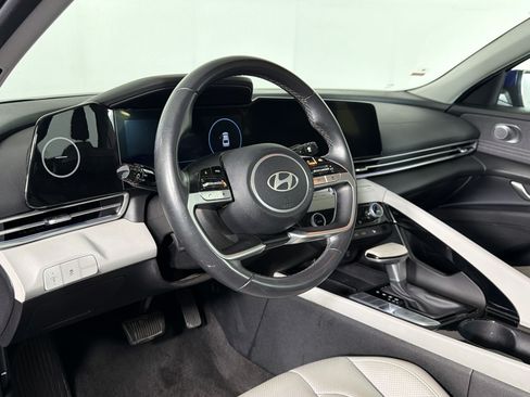 Used 2025 Hyundai Elantra Limited FWD image 3