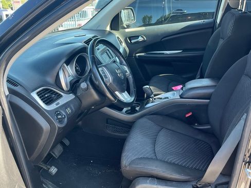 Used 2019 Dodge Journey SE w/ Premium Group FWD image 3