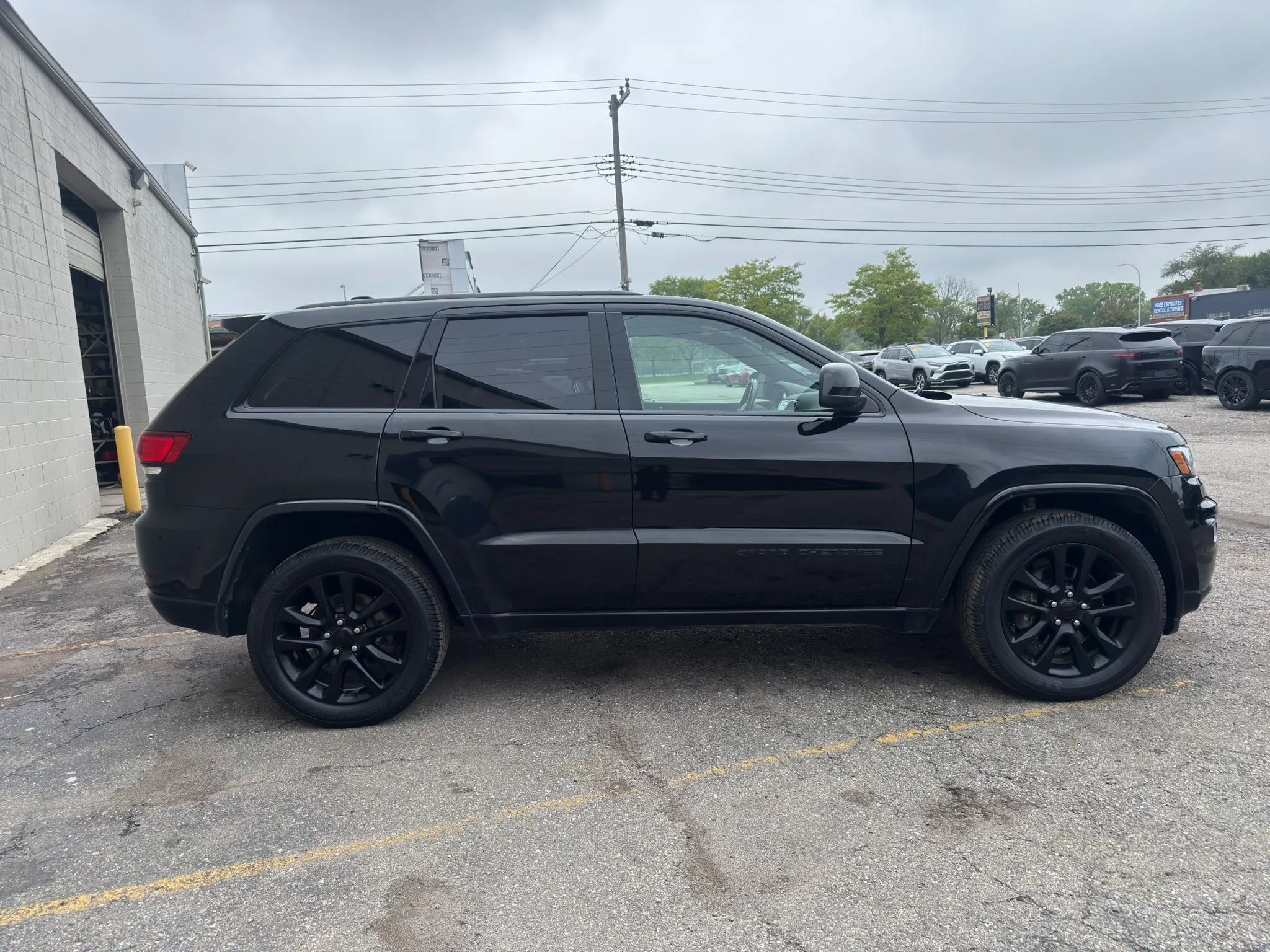 Used 2021 Jeep Grand Cherokee Laredo X AWD/4WD image 2