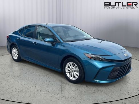 Used 2025 Toyota Camry LE FWD image 8