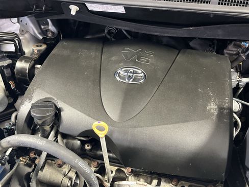 Used 2017 Toyota Sienna XLE w/ XLE Navigation Package FWD image 30