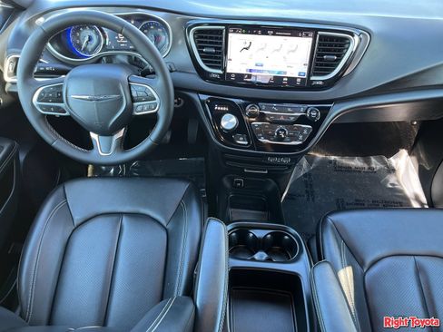 Used 2025 Chrysler Pacifica Select FWD image 15