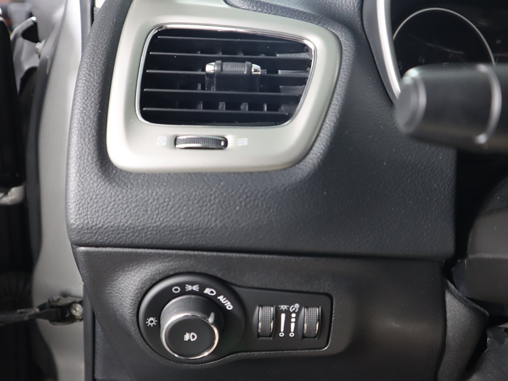 Used 2018 Jeep Compass Latitude AWD/4WD image 29