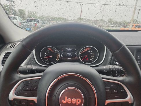 Used 2018 Jeep Compass Latitude w/ Cold Weather Group AWD/4WD image 18