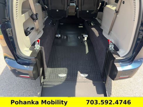 Used 2023 Chrysler Pacifica Touring-L FWD image 30