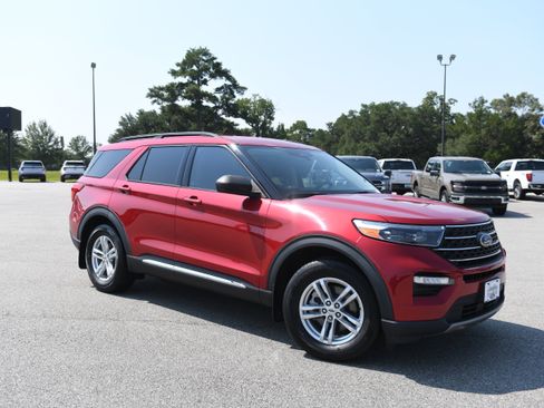 Used 2022 Ford Explorer XLT w/ Equipment Group 202A RWD image 1