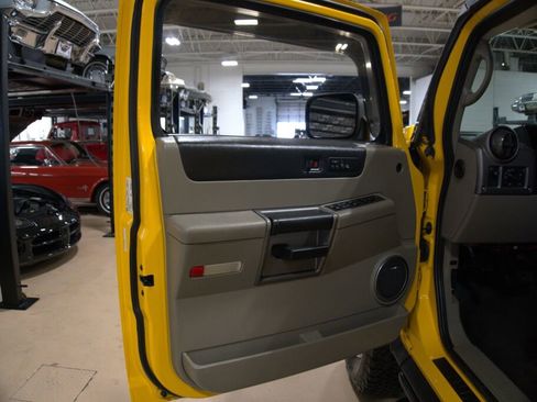 Used 2003 HUMMER H2 w/ Preferred Equipment Group image 36