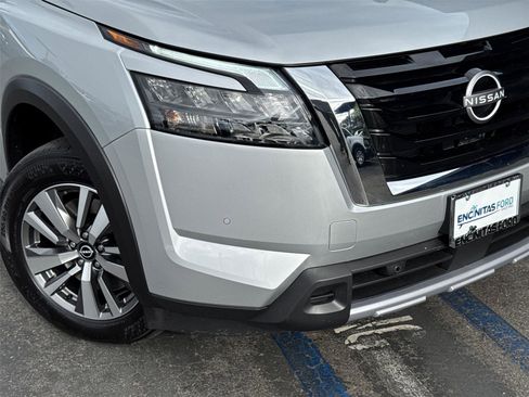 Used 2025 Nissan Pathfinder SL FWD image 3