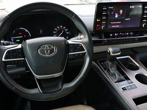 Used 2024 Toyota Sienna XLE image 16