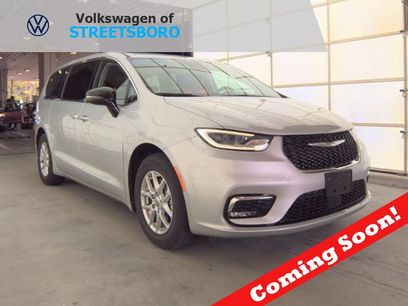 Used 2024 Chrysler Pacifica Touring-L