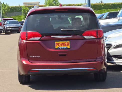 Used 2018 Chrysler Pacifica Touring-L FWD image 5