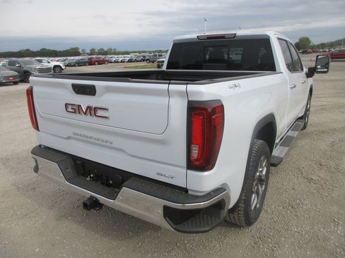 New 2026 GMC Sierra 1500 SLT image 4
