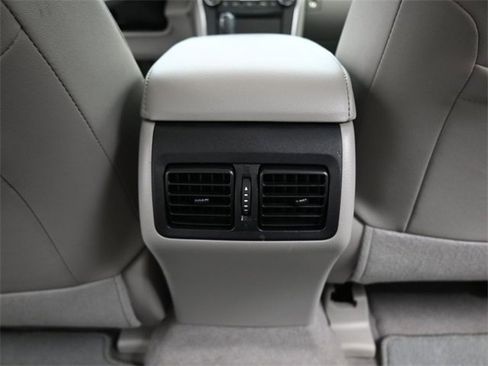 Used 2016 Toyota Camry XLE image 25