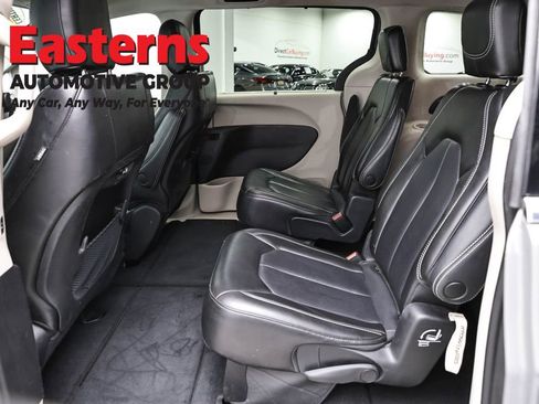 Used 2023 Chrysler Pacifica Touring-L FWD image 23