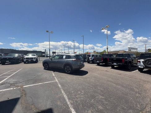 Used 2025 Nissan Rogue SV AWD/4WD image 14