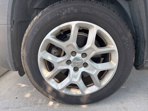 Used 2015 Jeep Renegade Latitude FWD image 8