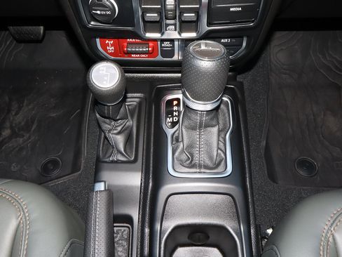 Used 2024 Jeep Gladiator Mojave w/ Technology Group image 26