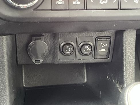 Used 2015 Toyota Corolla LE image 17