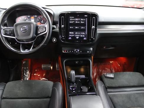 Used 2019 Volvo XC40 T4 R-Design FWD image 2