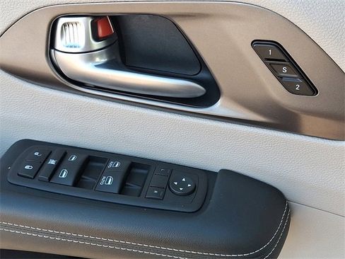 Used 2024 Chrysler Pacifica Touring-L image 21