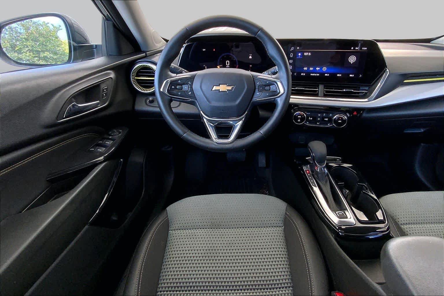 Used 2025 Chevrolet Trax LT w/ LT Convenience Package FWD image 6