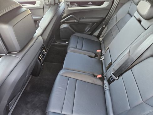 Certified 2025 Porsche Cayenne image 28
