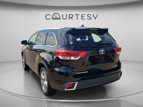 Used 2018 Toyota Highlander Limited FWD image 2