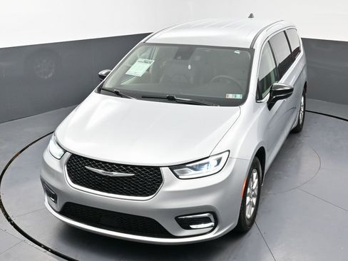 Used 2024 Chrysler Pacifica Touring-L image 43