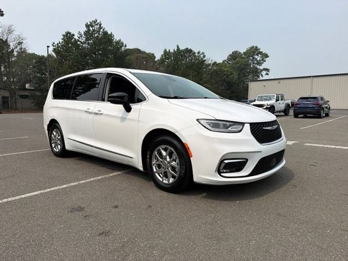 Used 2024 Chrysler Pacifica Touring-L FWD image 4