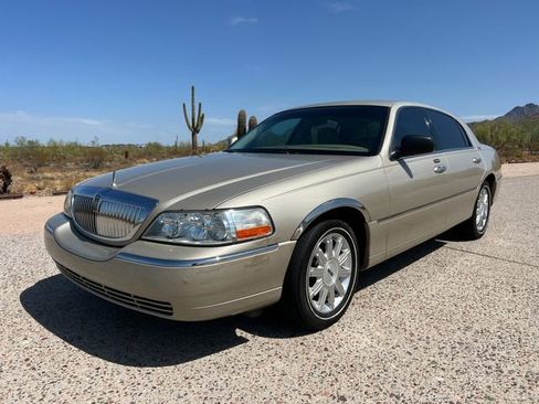 Used 2008 Lincoln Town Car Signature Limited image 2