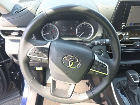 Used 2025 Toyota Highlander LE image 16